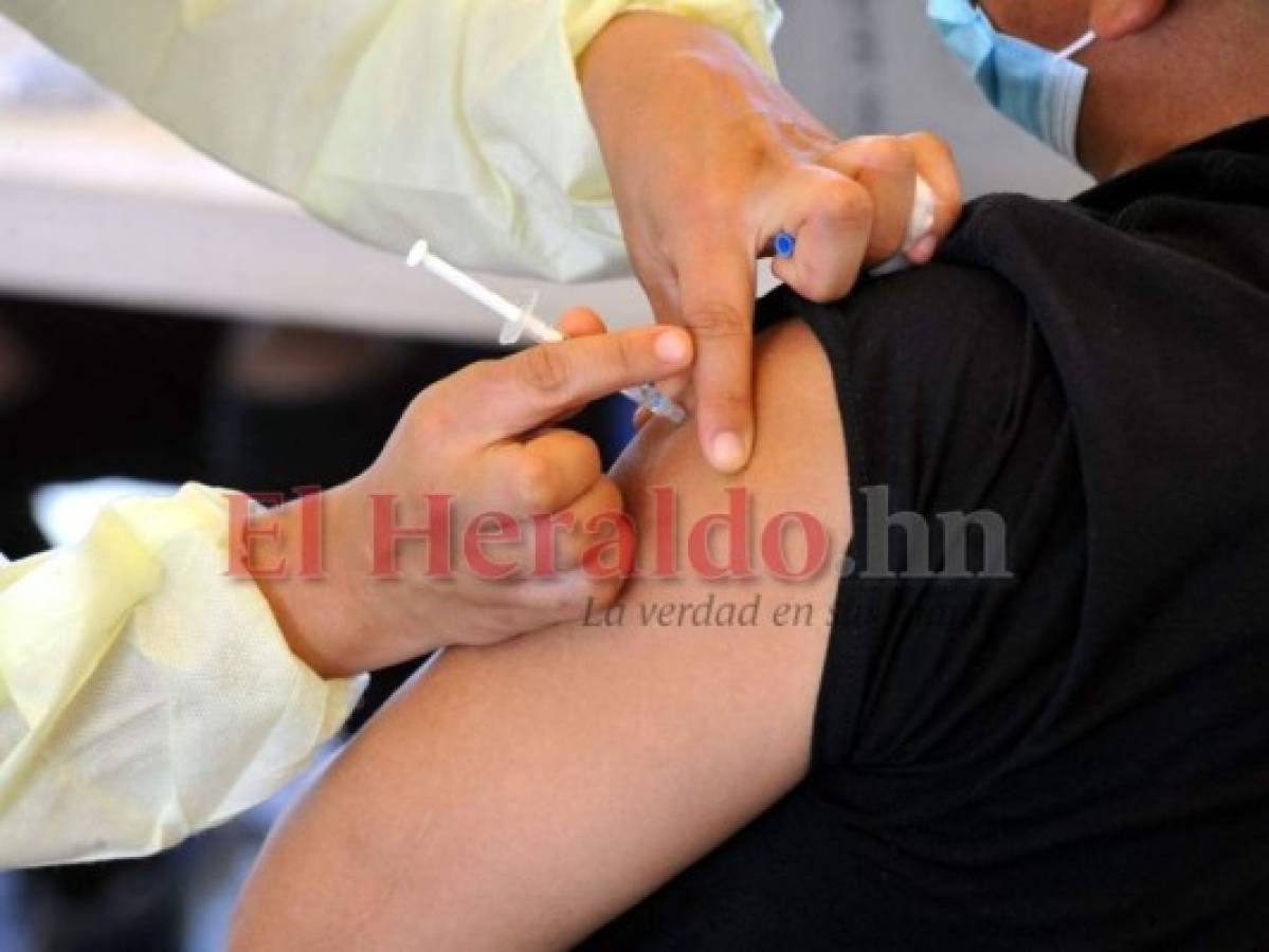 Médicos cuestionan receso en jornada de vacunación en la capital