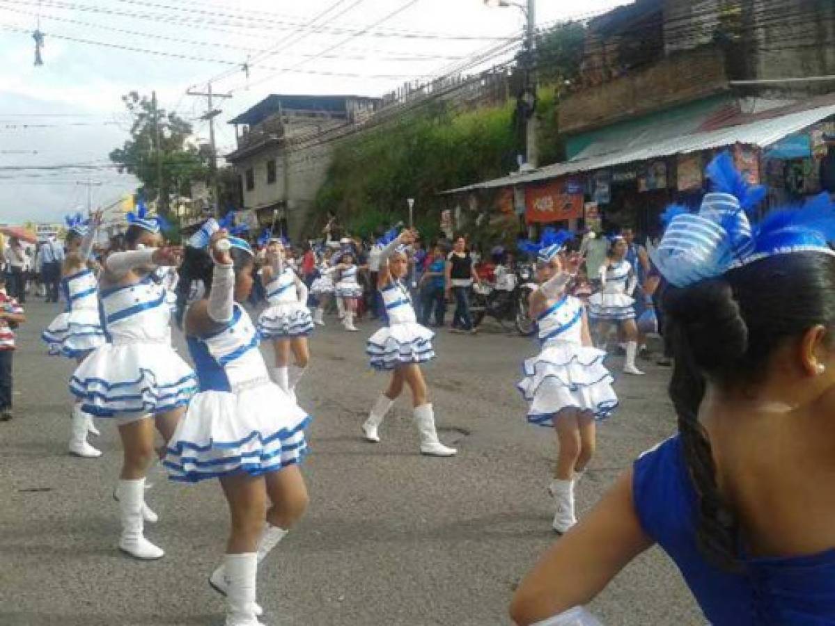 Alumnos de escuelas rinden tributo a Honduras en las calles de la capital