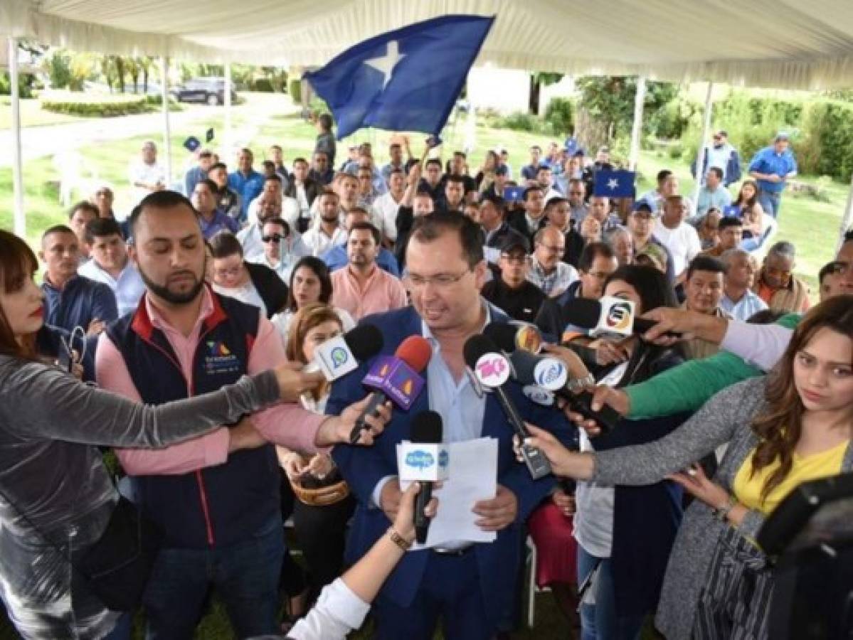 El diputado nacionalista Reynaldo Ekónomo dio a conocer la postura del movimiento Salvemos a Honduras.