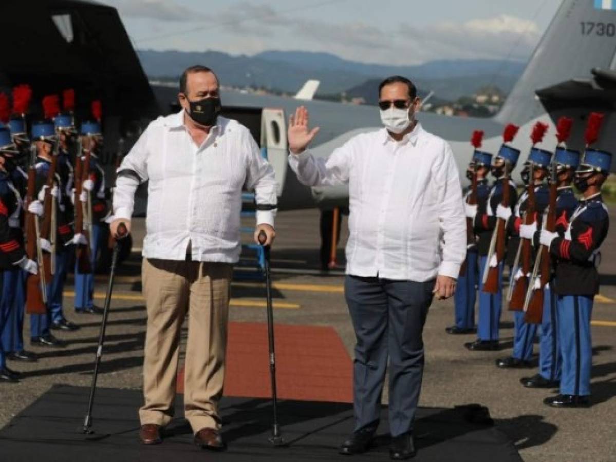 El canciller Rosales recibiendo al mandatario guatemalteco.