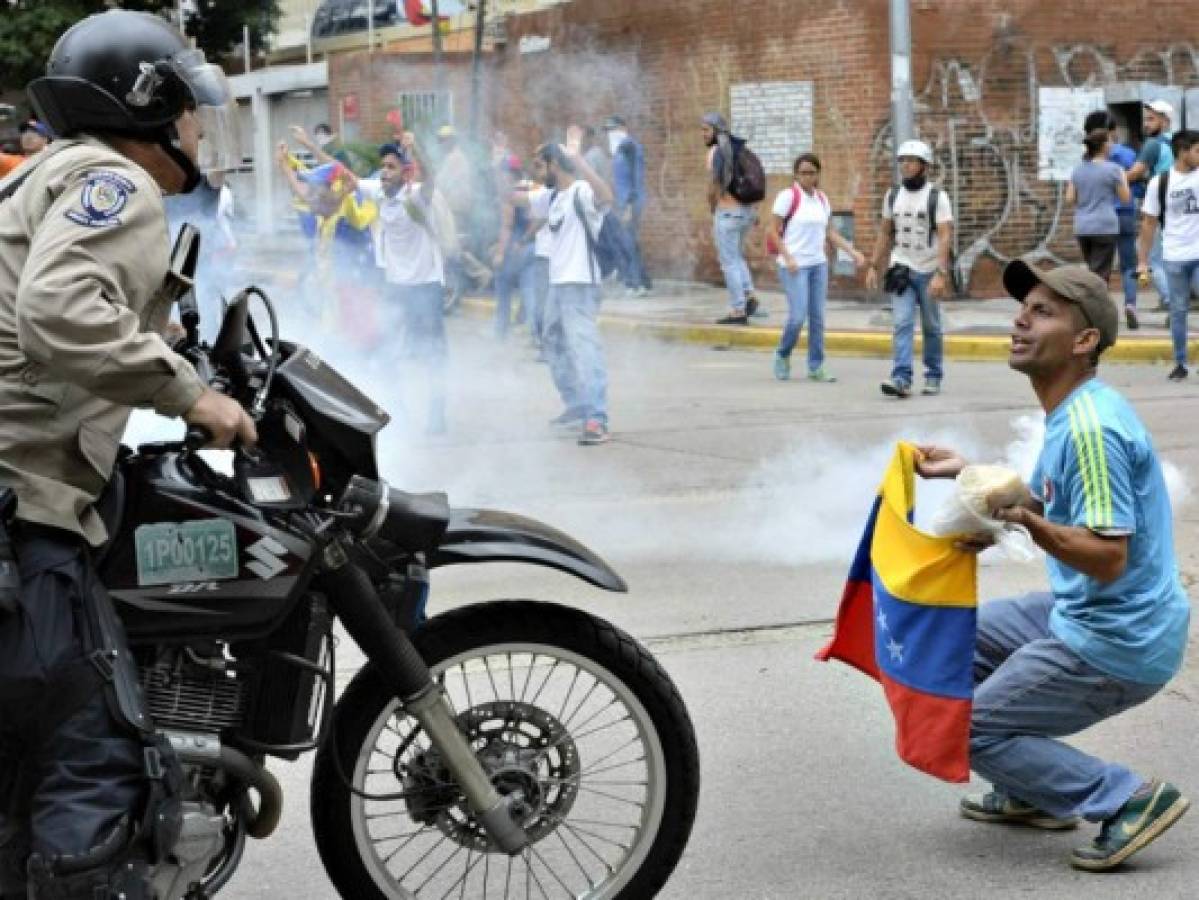 Chavismo y Oposición miden fuerzas con marchas en Caracas