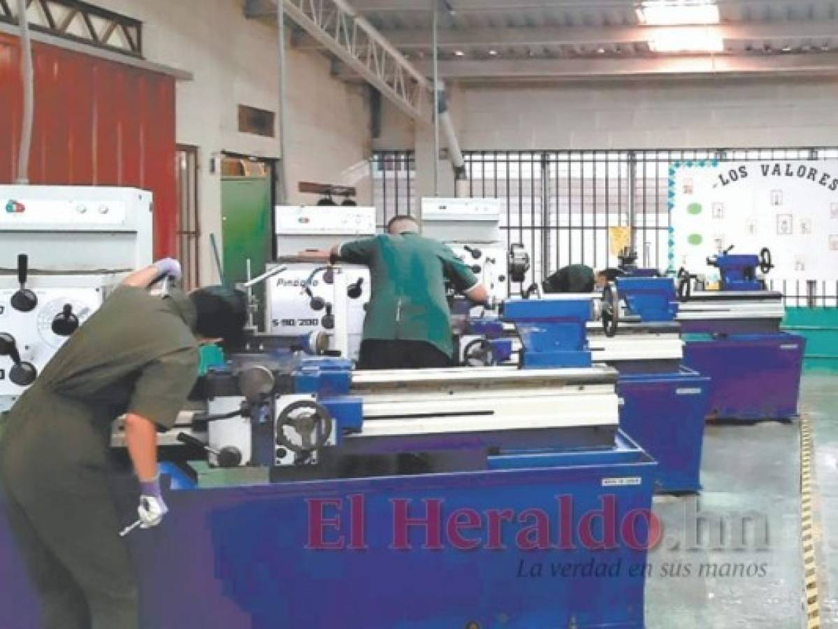 Talleres en el Luis Bográn se hacen bajo las medidas de bioseguridad. Foto: El Heraldo