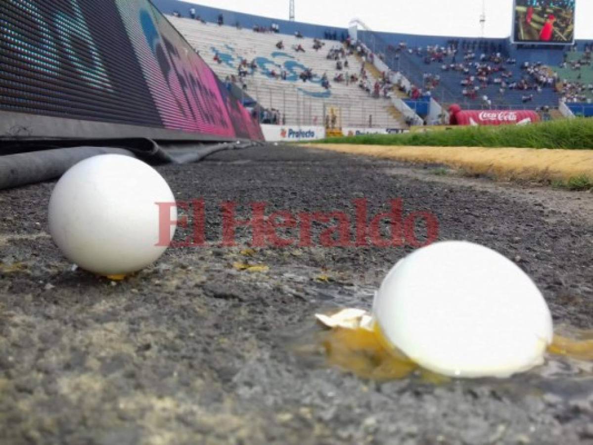 Algunos de los huevos quedaron sobre la pista del estadio Nacional. (Foto: Juan Salgado / Grupo Opsa )