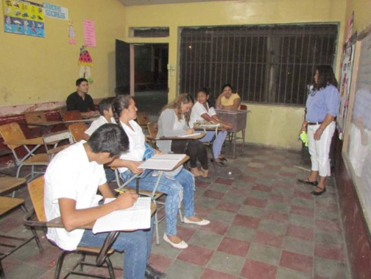 Escuelas nocturnas se resisten a desaparecer en Choluteca