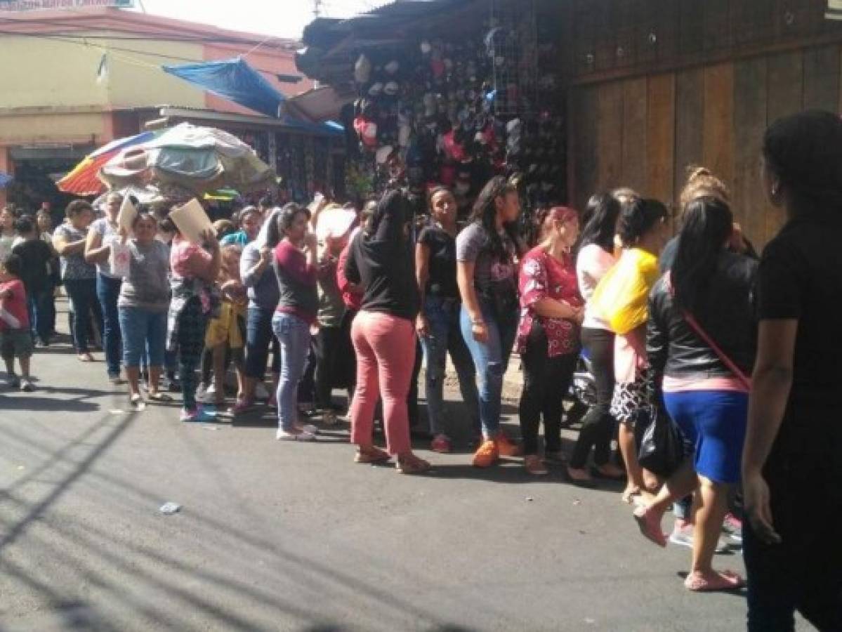 Padres de estudiantes aplazados abarrotan el Instituto Hibueras por un cupo en la 'escuelita'