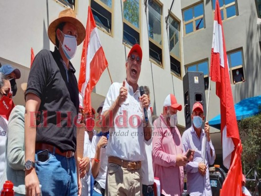 Liberales marchan para que el Consejo Nacional Electoral cuente voto por voto (Fotos)