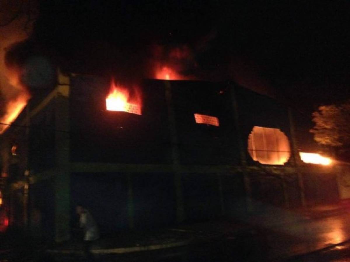 Se desconoce qué originó el incendio en la bodega.