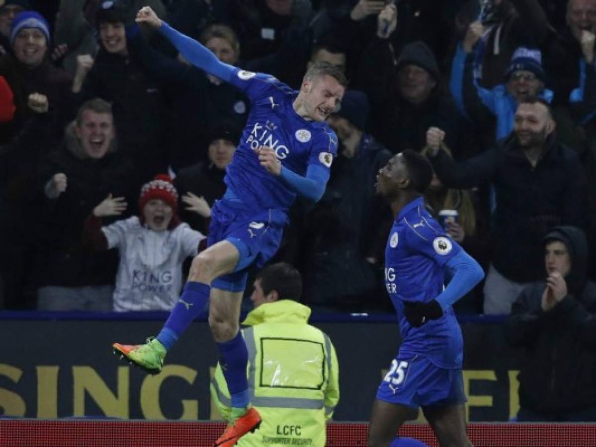 Primer triunfo del Leicester post Ranieri, que sale del descenso (3-1)