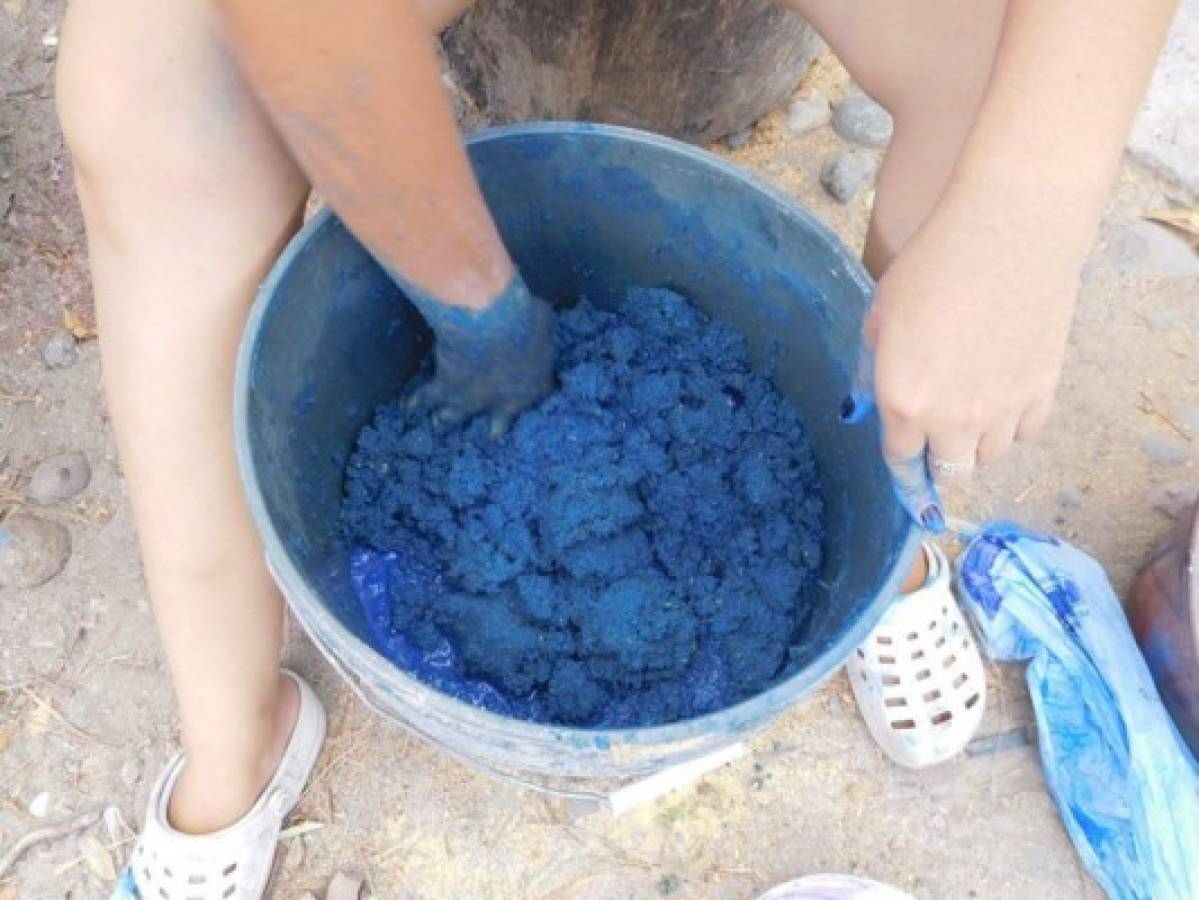 Se disuelven la añilina en agua y luego la mezclan con el aserrín para teñirlo de diferentes colores. FOTO: Gissela Rodríguez