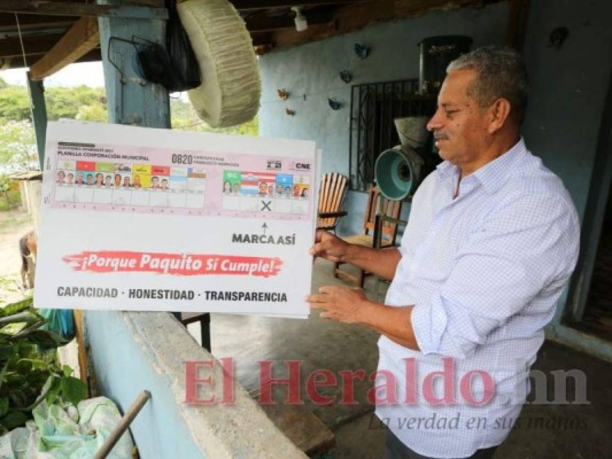 Con estas muestras de la papeleta enseñaba a la población de las aldeas cómo votar. Foto: David Romero/El Heraldo