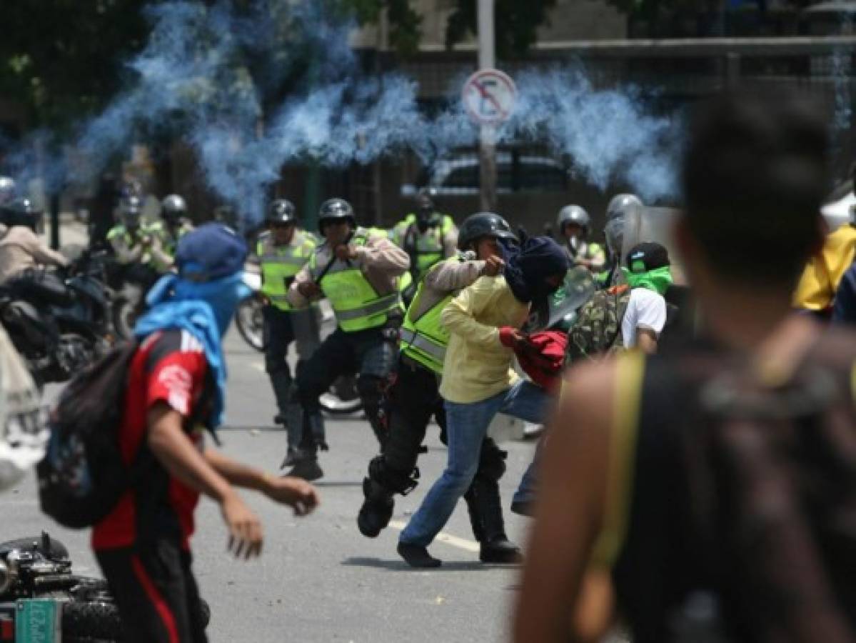 Multitud ataca a Maduro, sube a tres cifra de muertos en protestas