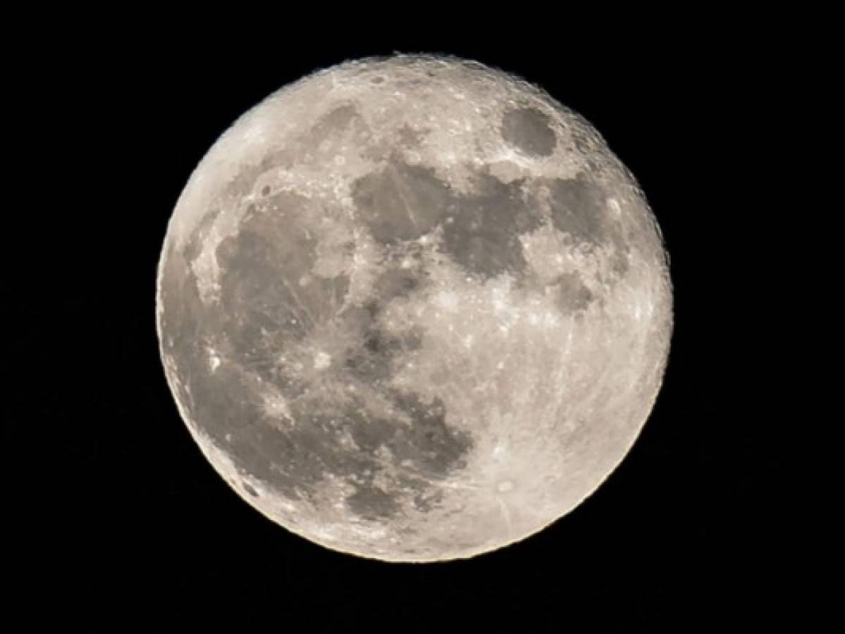 La Luna se está encogiendo y arrugando debido a temblores, según estudio 