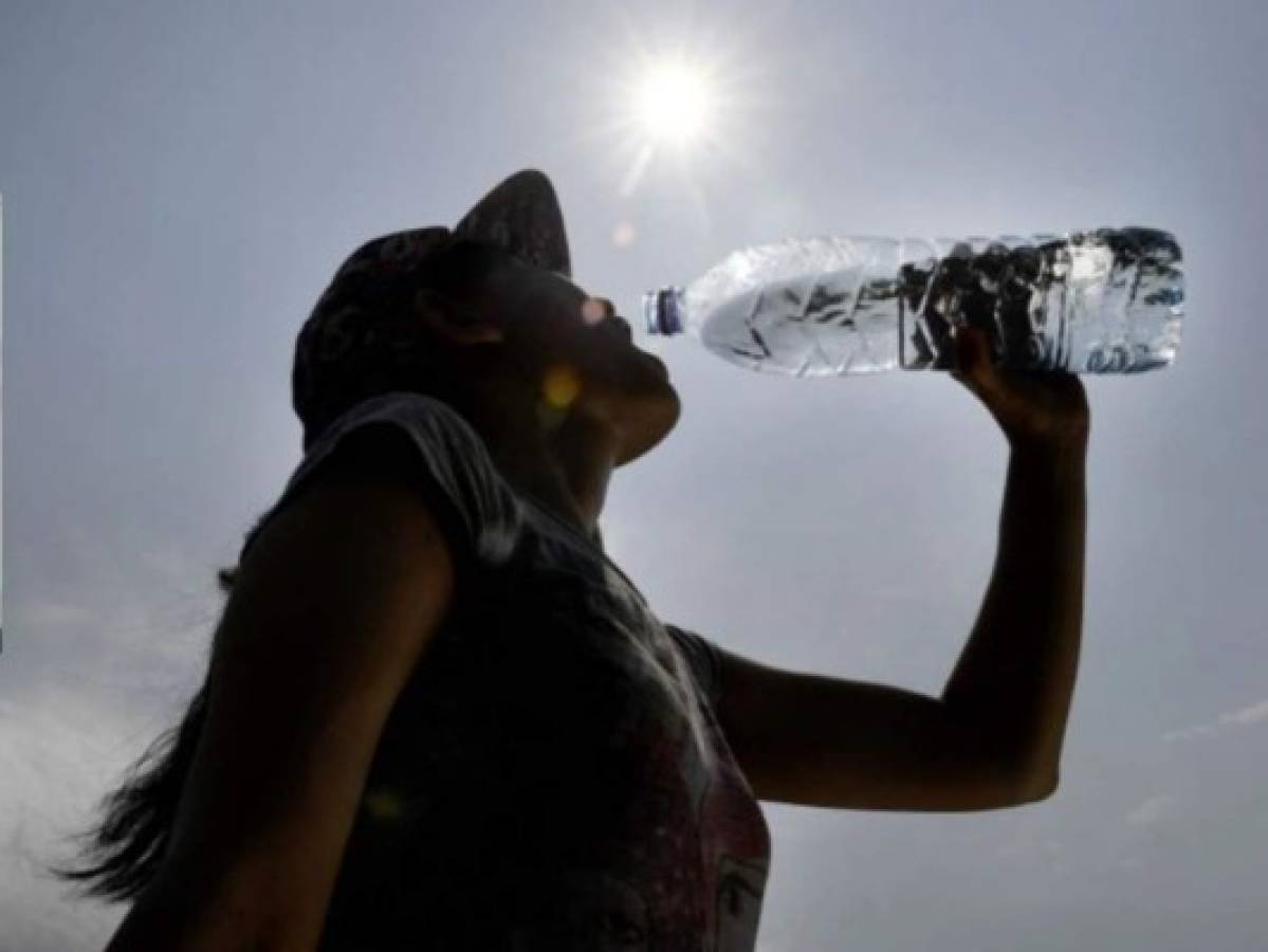 Roatán prohíbe el uso de botellas de plástico; habrán multas