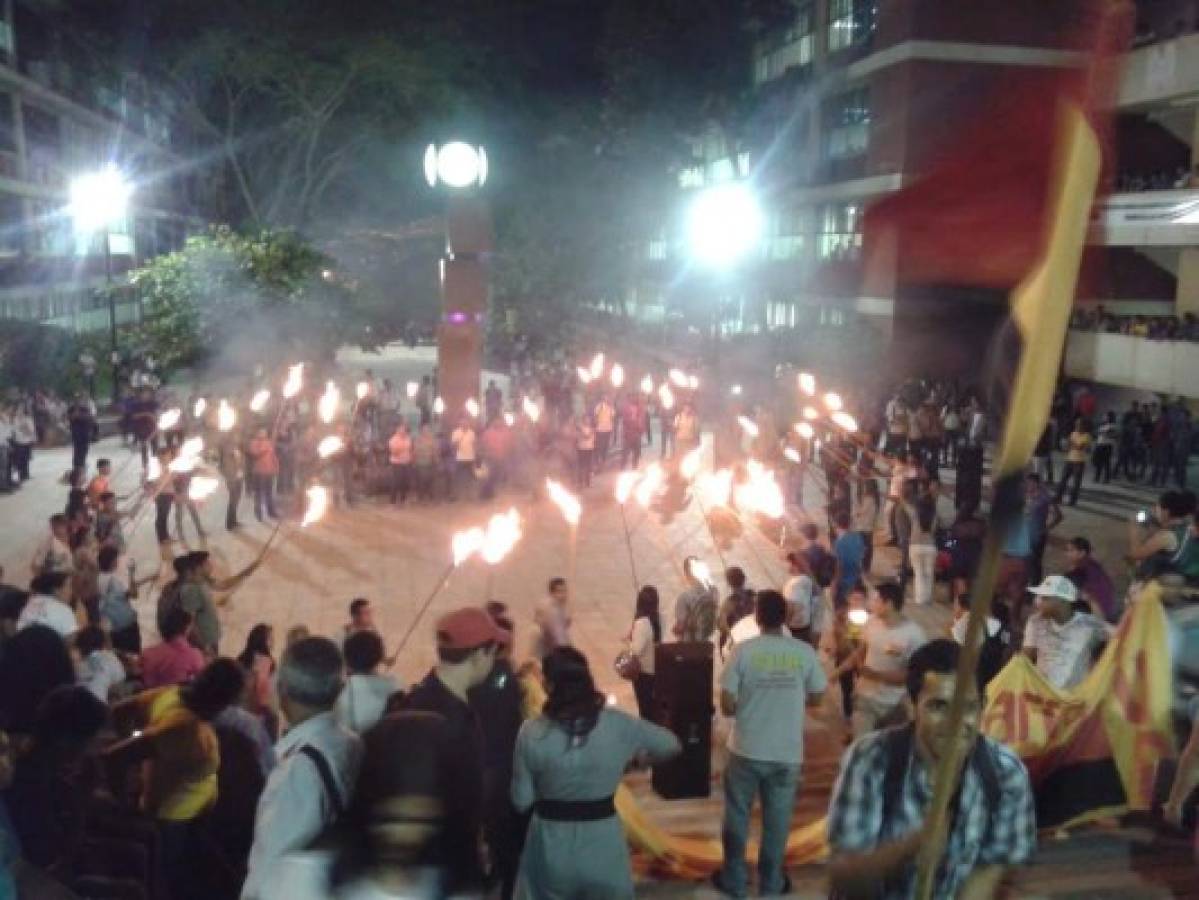 Honduras: Hasta con antorchas protestan contra el 70% en la UNAH