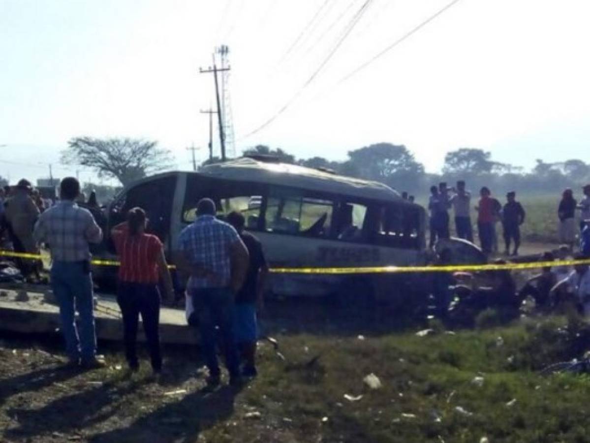 Un muerto y al menos 19 heridos durante aparatoso accidente de bus en San Manuel, Cortés
