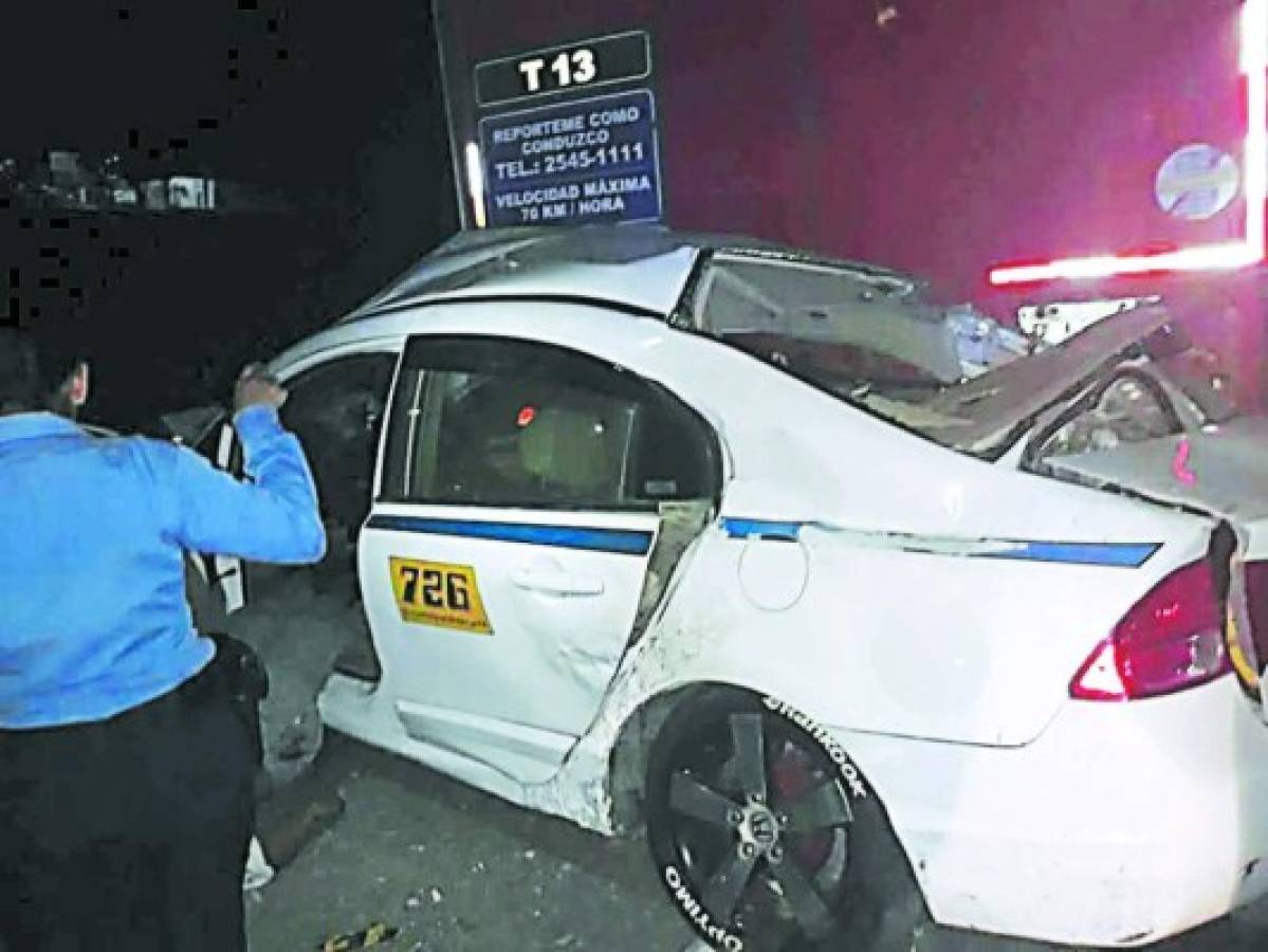 Dos hermanos mueren al chocar contra una rastra