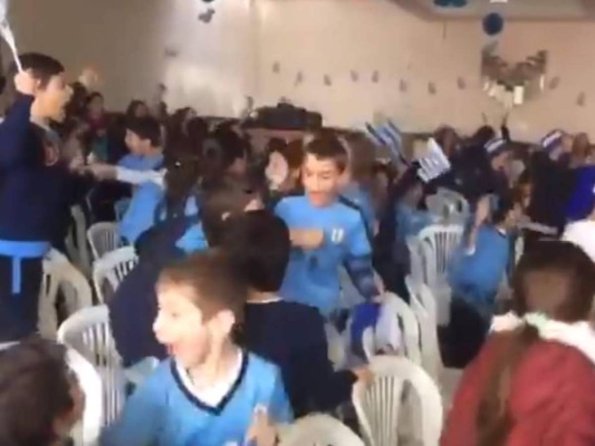 VÍDEO: La emocionante celebración de estos niños en Uruguay tras el gol de Giménez