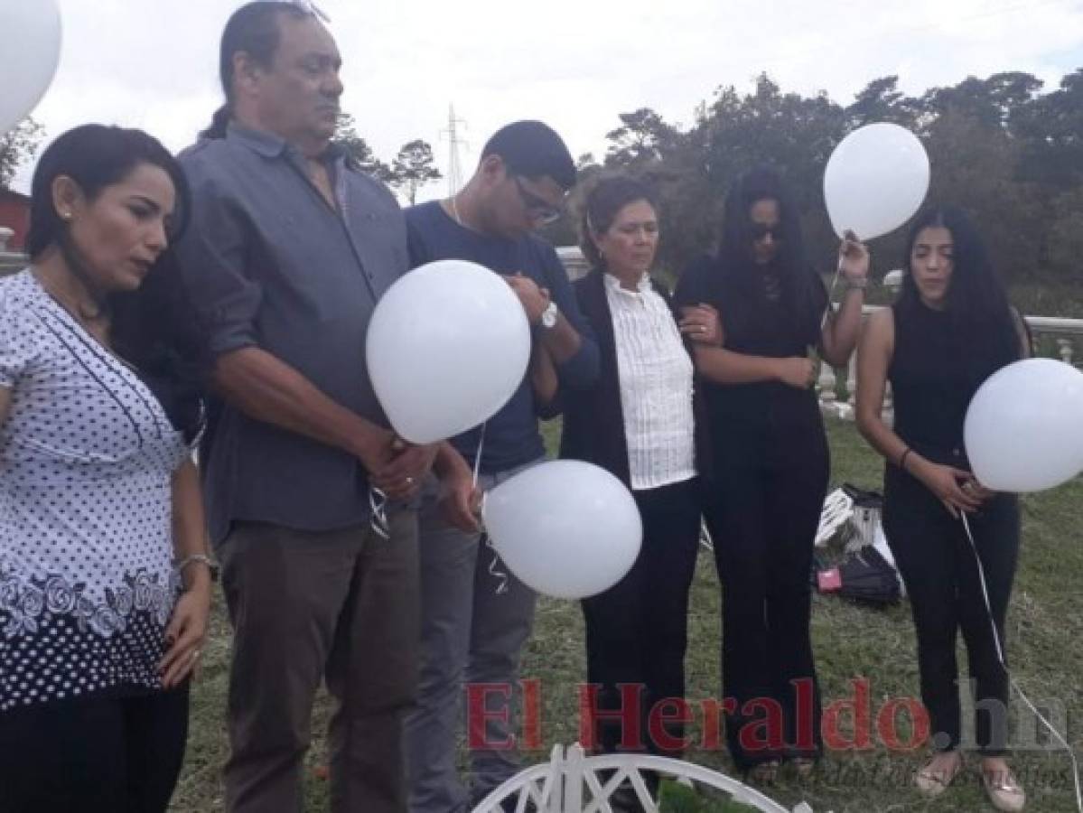 Con globos blancos dan homenaje a joven hallado muerto dentro de su carro en Loarque