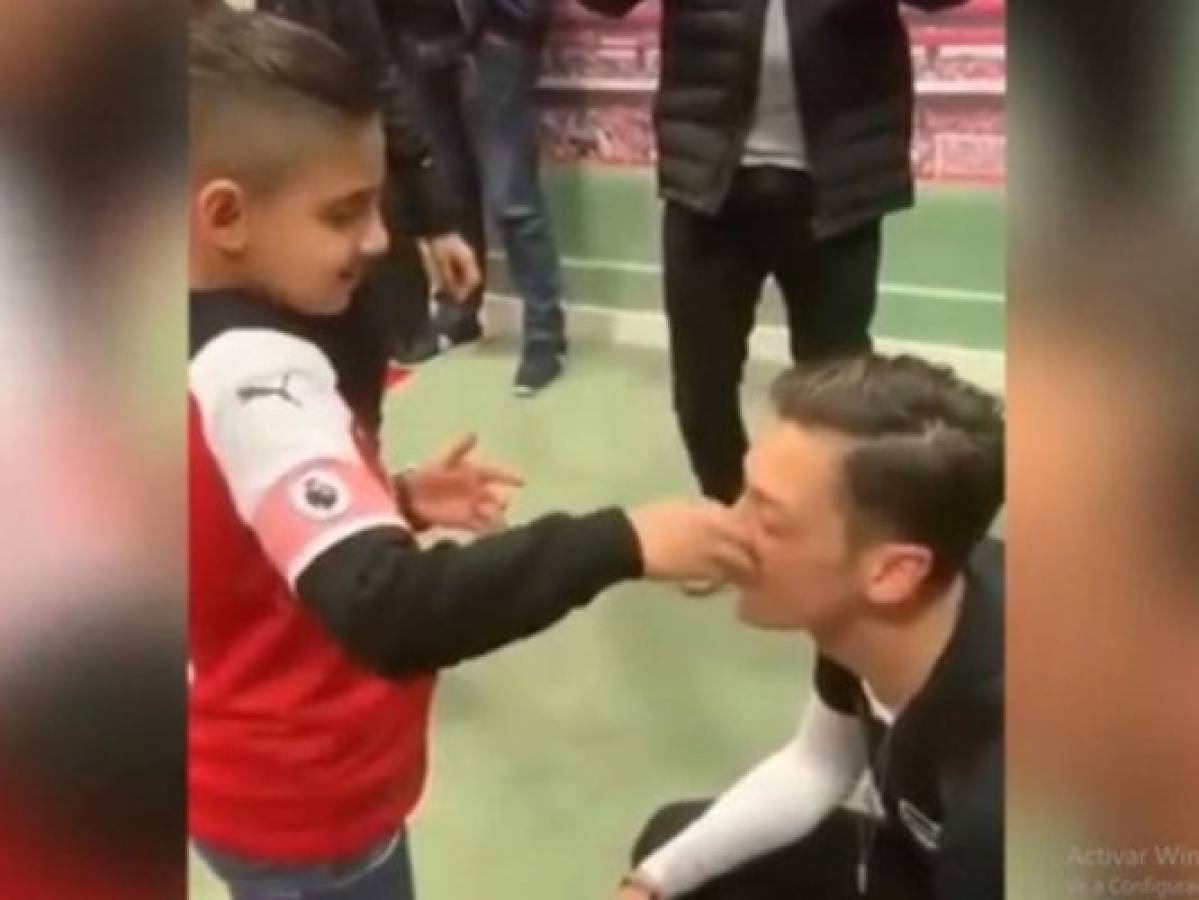 El gesto de Mesut Özil con un niño ciego que se hizo viral