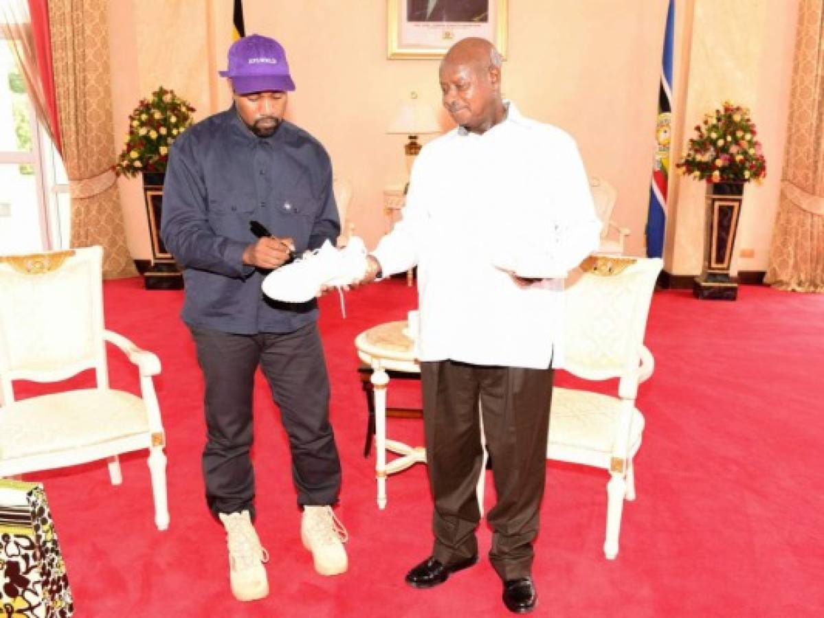 Kanye West le regala tenis a presidente de Uganda