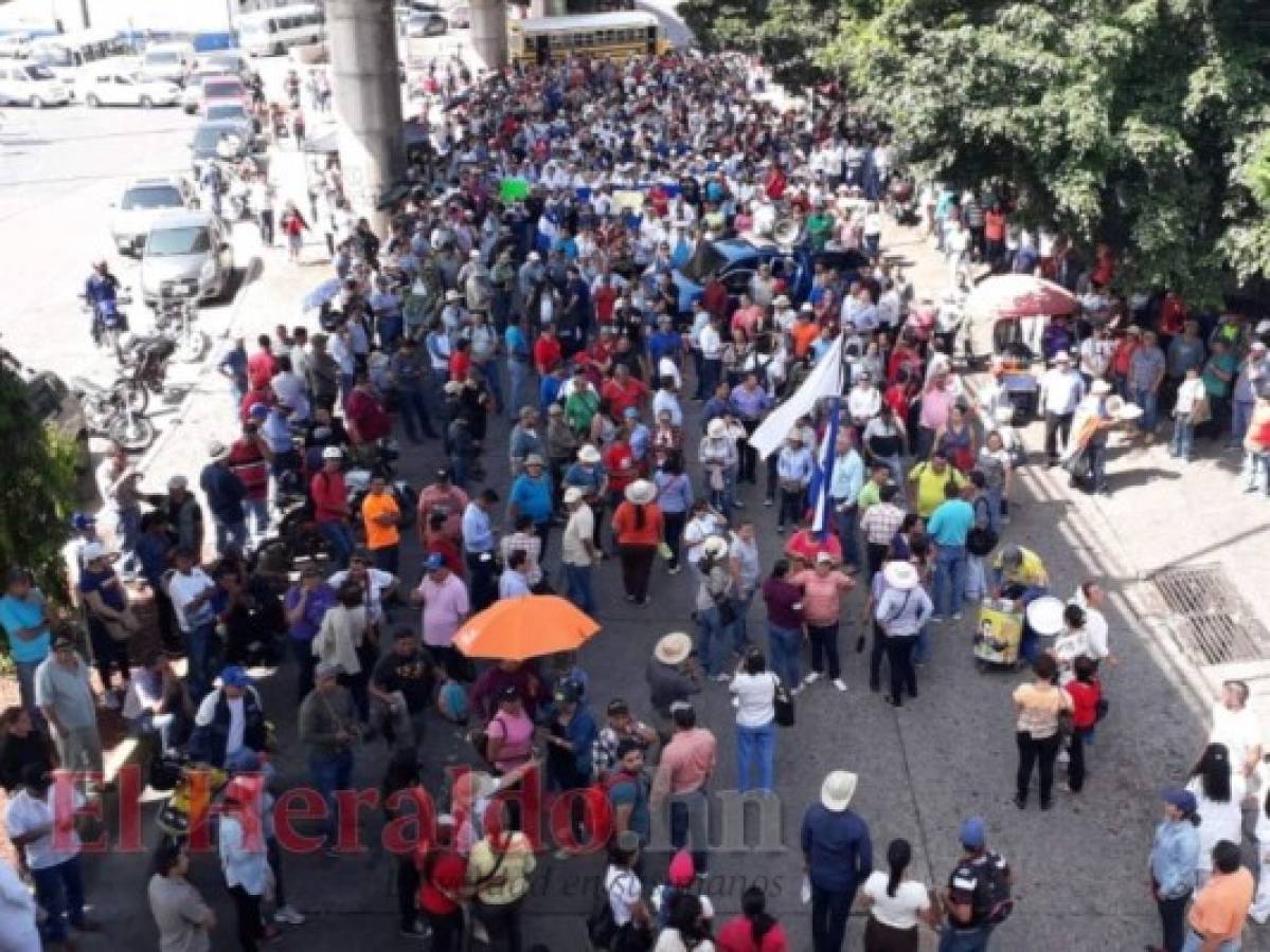 Por varios minutos estuvo paralizado el tráfico frente al Seguro Social de La Granja. Foto: David Romero / EL HERALDO.