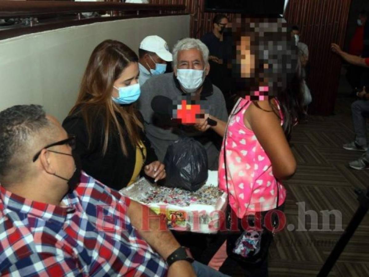 Una niña ofreciéndole aritos a una periodista. Foto: Efraín Salgado/El Heraldo