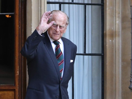 Príncipe Felipe, de 99 años, hace rara aparición pública