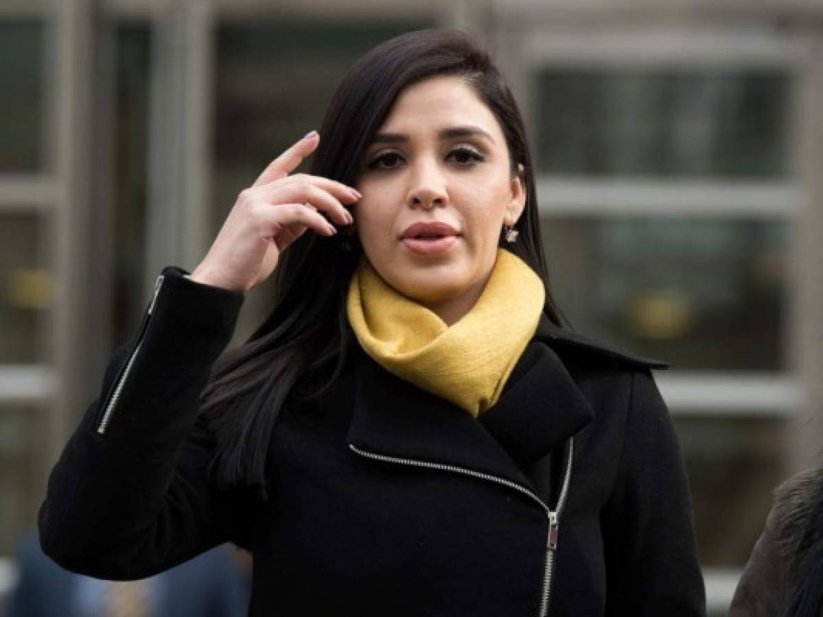 Emma Coronel, esposa de El Chapo, causa revuelo por usar un teléfono durante juicio