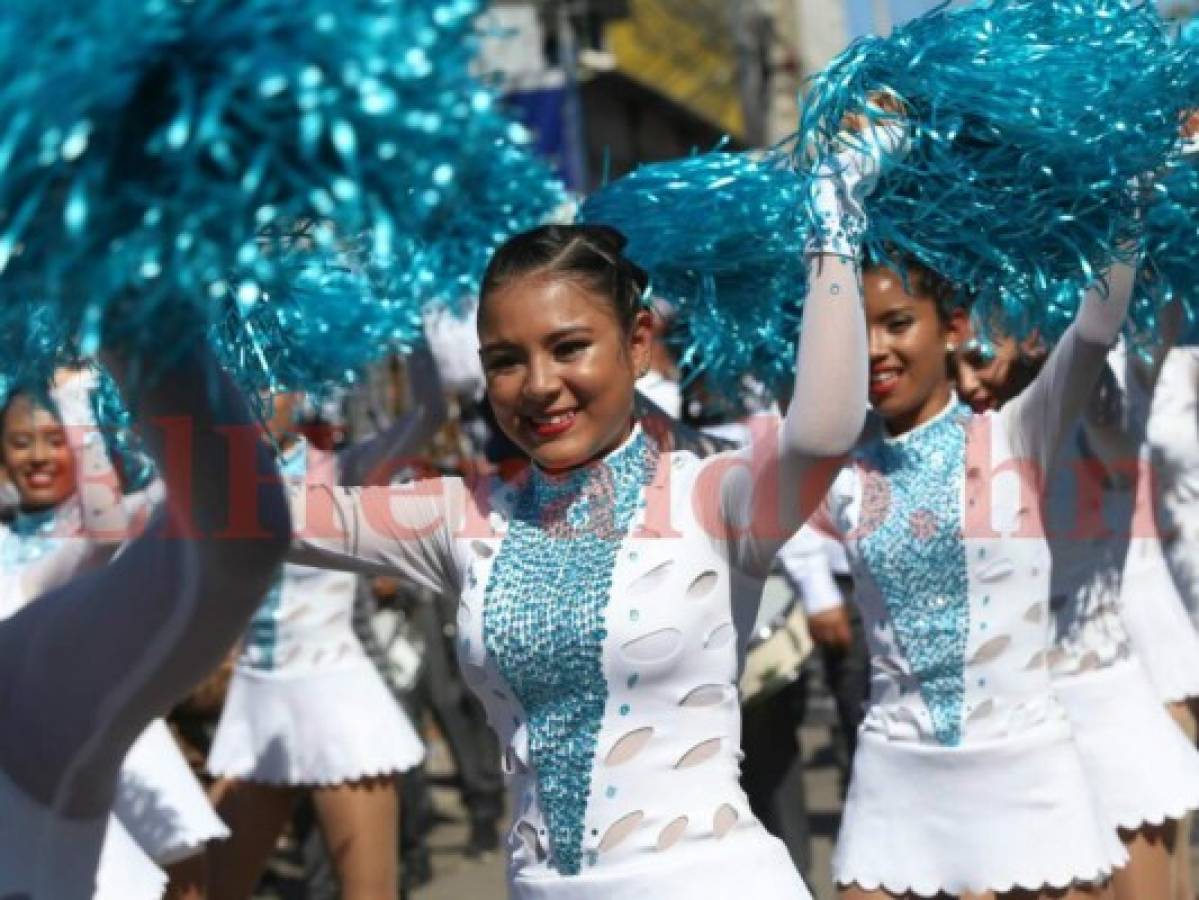 Derroche de emociones, alegría y elegancia al paso del Central Vicente Cáceres en los desfiles de Tegucigalpa