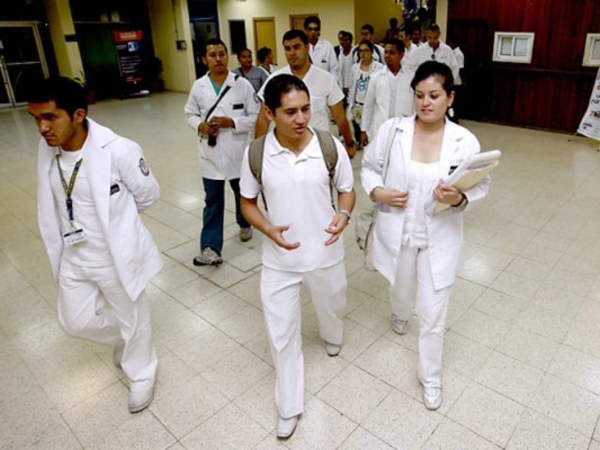 Médicos internos paralizan labores en Honduras por falta de pago