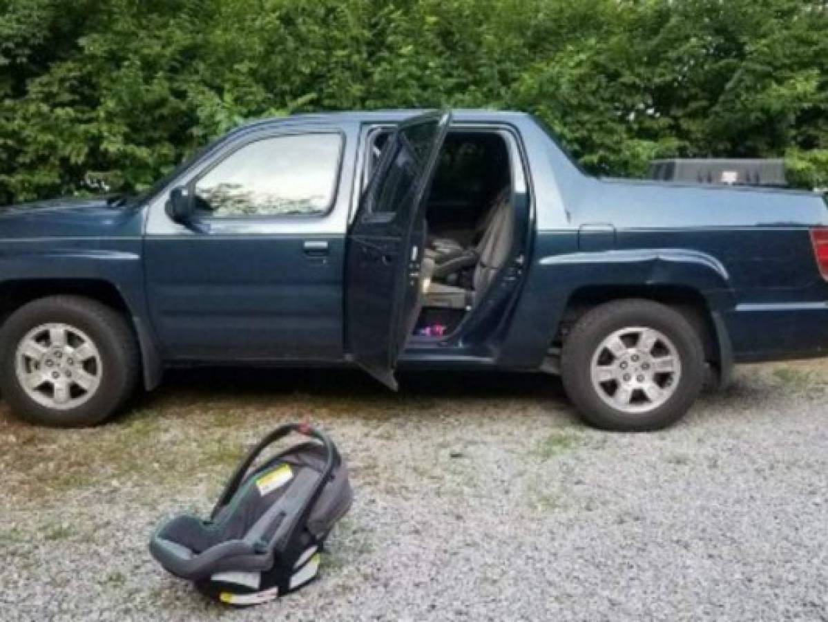 Bebé muere encerrada en auto caluroso en Missouri 