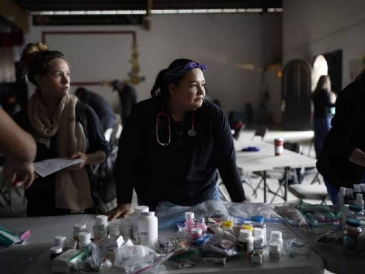 Migrantes hondureños reciben atención médica en la frontera de EEUU