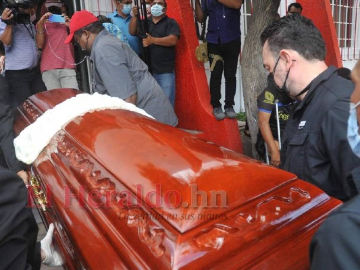 Pasadas las primeras horas de la mañana, su féretro ingresó a una de las salas que sirvió para la ceremonia fúnebre que sus parientes y amistades decidieron realizar.