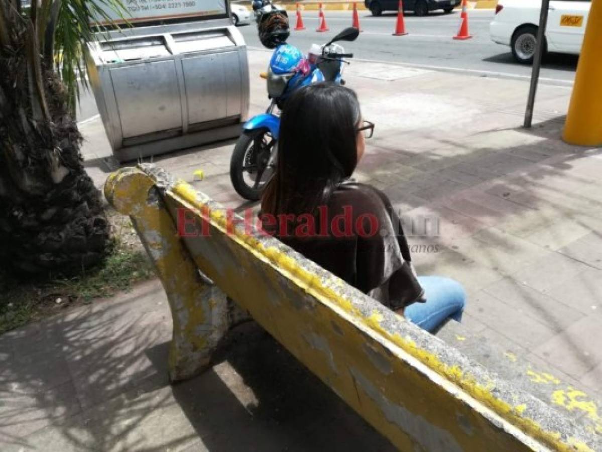 Joven se lanza de taxi para evitar secuestro en la capital; su madre está desaparecida