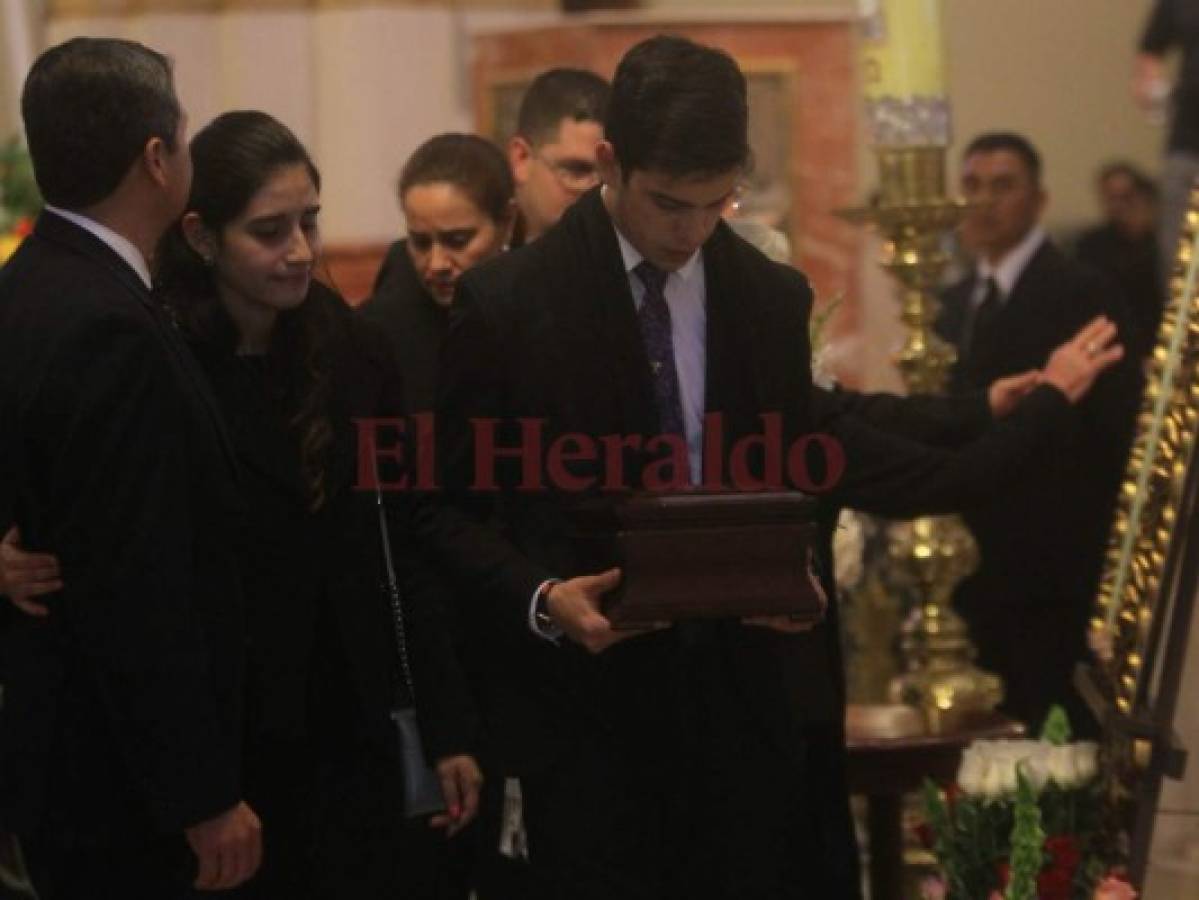 Emotivas imágenes de los hijos de Hilda Hernández cargando los restos de su madre