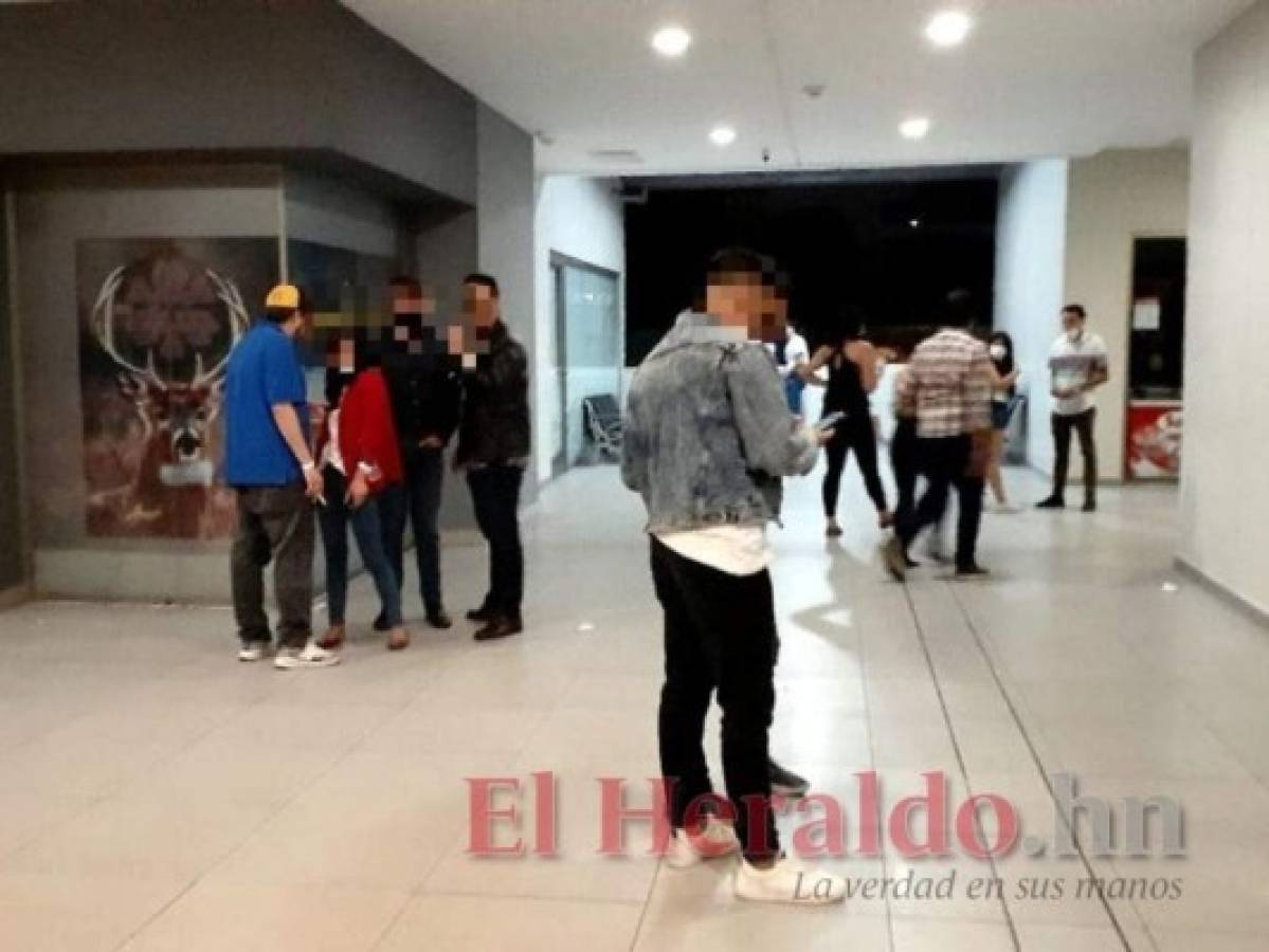 Cuando los dueños y empleados de negocios deberían estar apresurándose a cerrar, en decenas de locales apenas está comenzando la rutina aprovechando la falta de vigilancia de las autoridades. Foto: El Heraldo