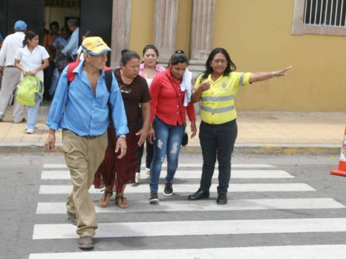 La agente vial trabaja de lunes a sábado en el bulevar Los Próceres/ Efraín Salgado