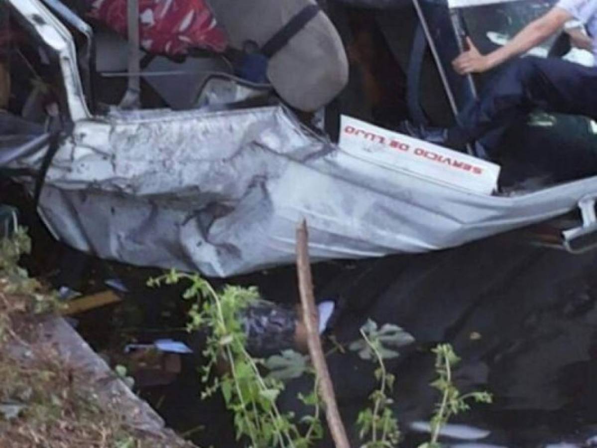Mueren 18 personas en Panamá tras caer un bus a una quebrada 