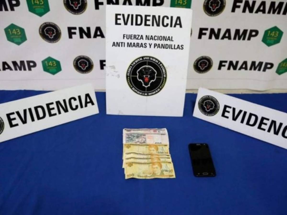 La fotografía muestra el dinero encontrado presuntamente como resultado de la extorsión.