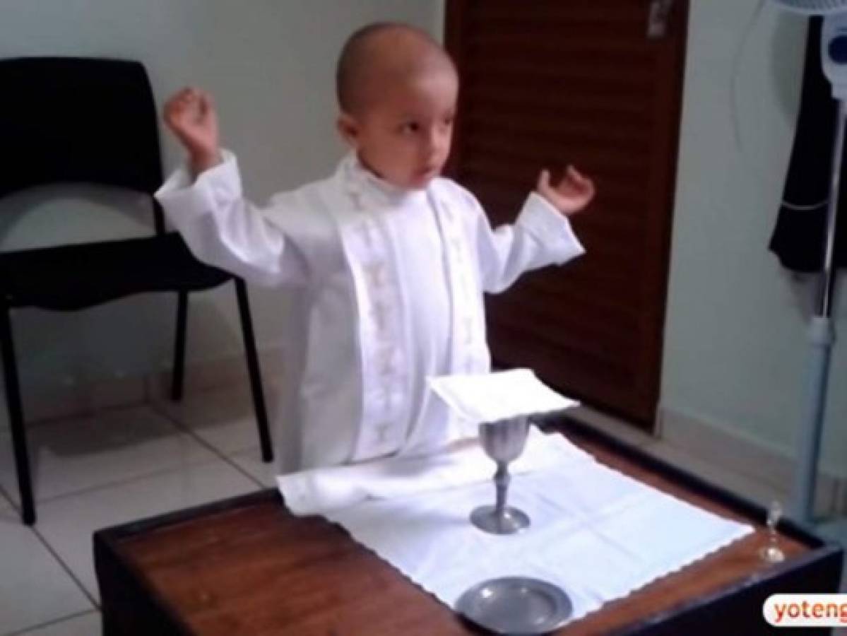 Falleció el niño que 'celebraba Misa” y quería ser Papa