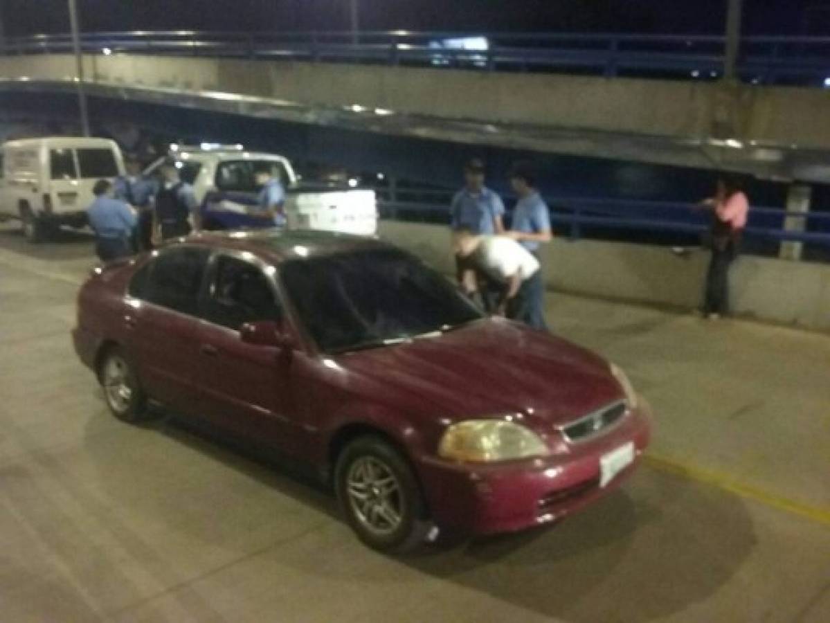 Dentro de vehículo dejan cuerpo de abogado en puente El Prado