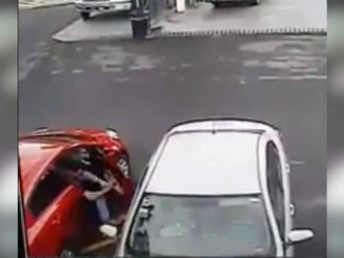 Delincuentes esperan a sus víctimas en estacionamiento para abrir sus vehículos y robarles