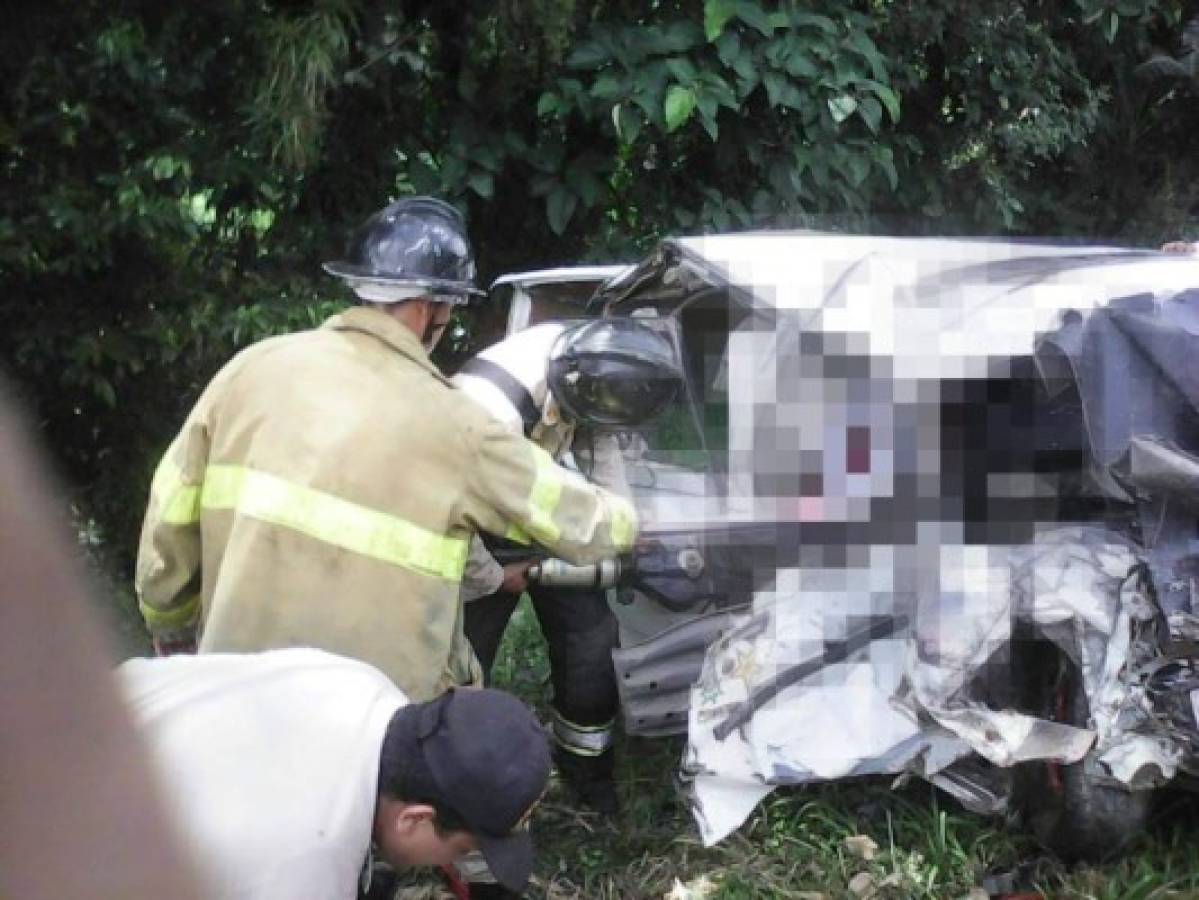 Dos hermanos mueren en colisión frontal de dos vehículos