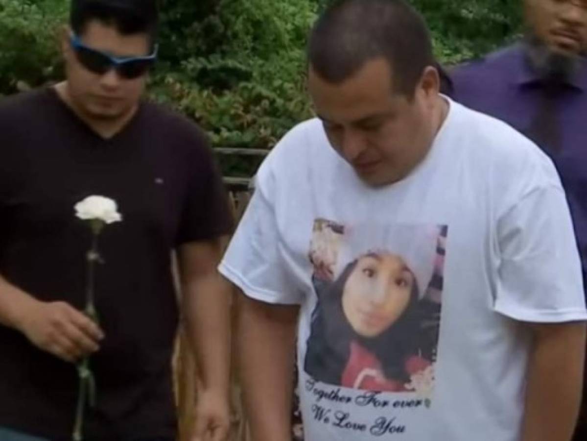 Padre de niña hondureña que se suicidó permanecerá 30 días más en EEUU