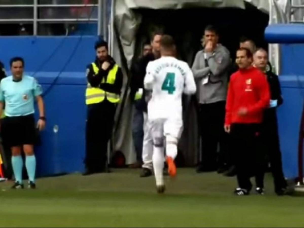 Sergio Ramos dejó el partido para ir... al baño