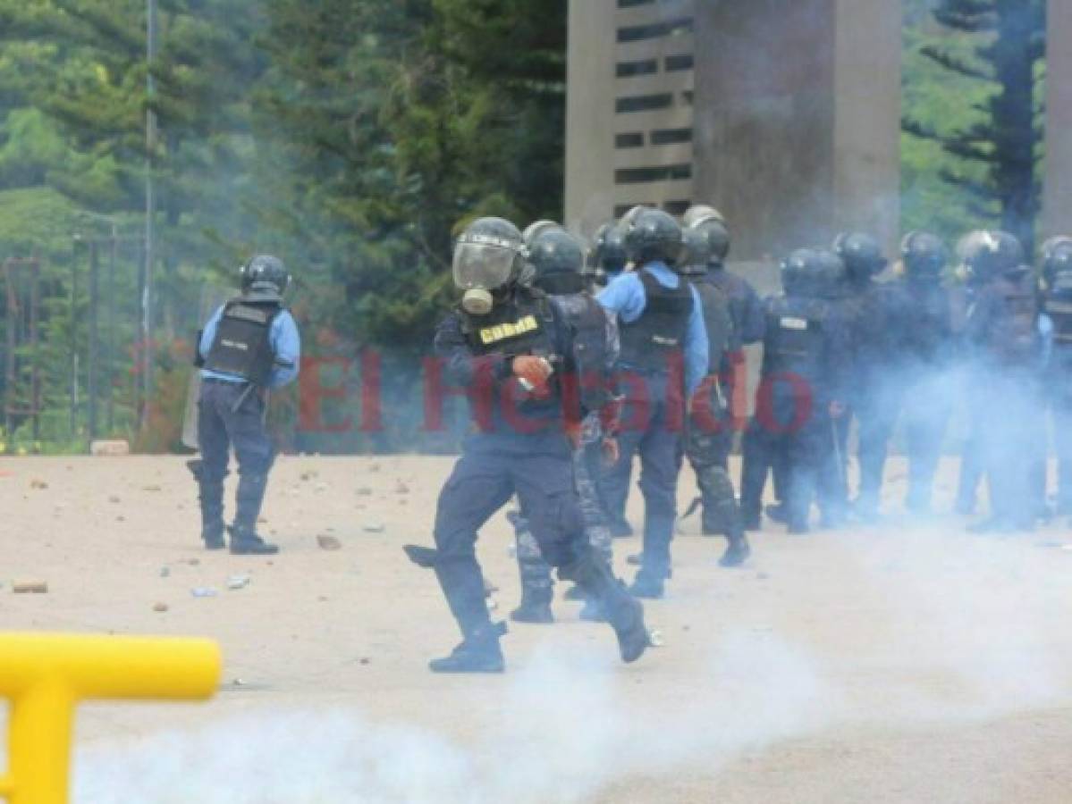 Supuestos estudiantes intentan tomarse la UNAH este lunes