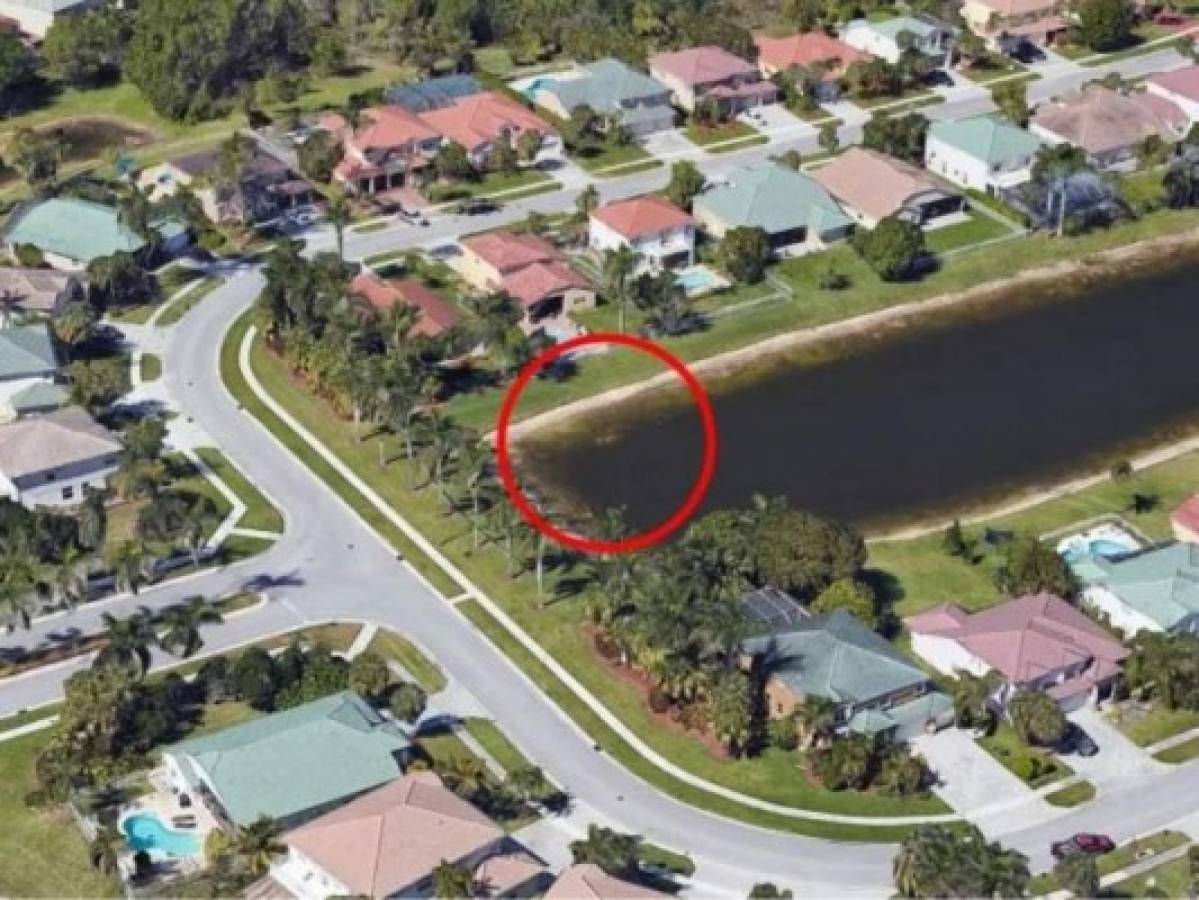 El sedán blanco con restos humanos estuvo sumergido en el lago desde 1997, según informes policiales. Foto: Google Earth.