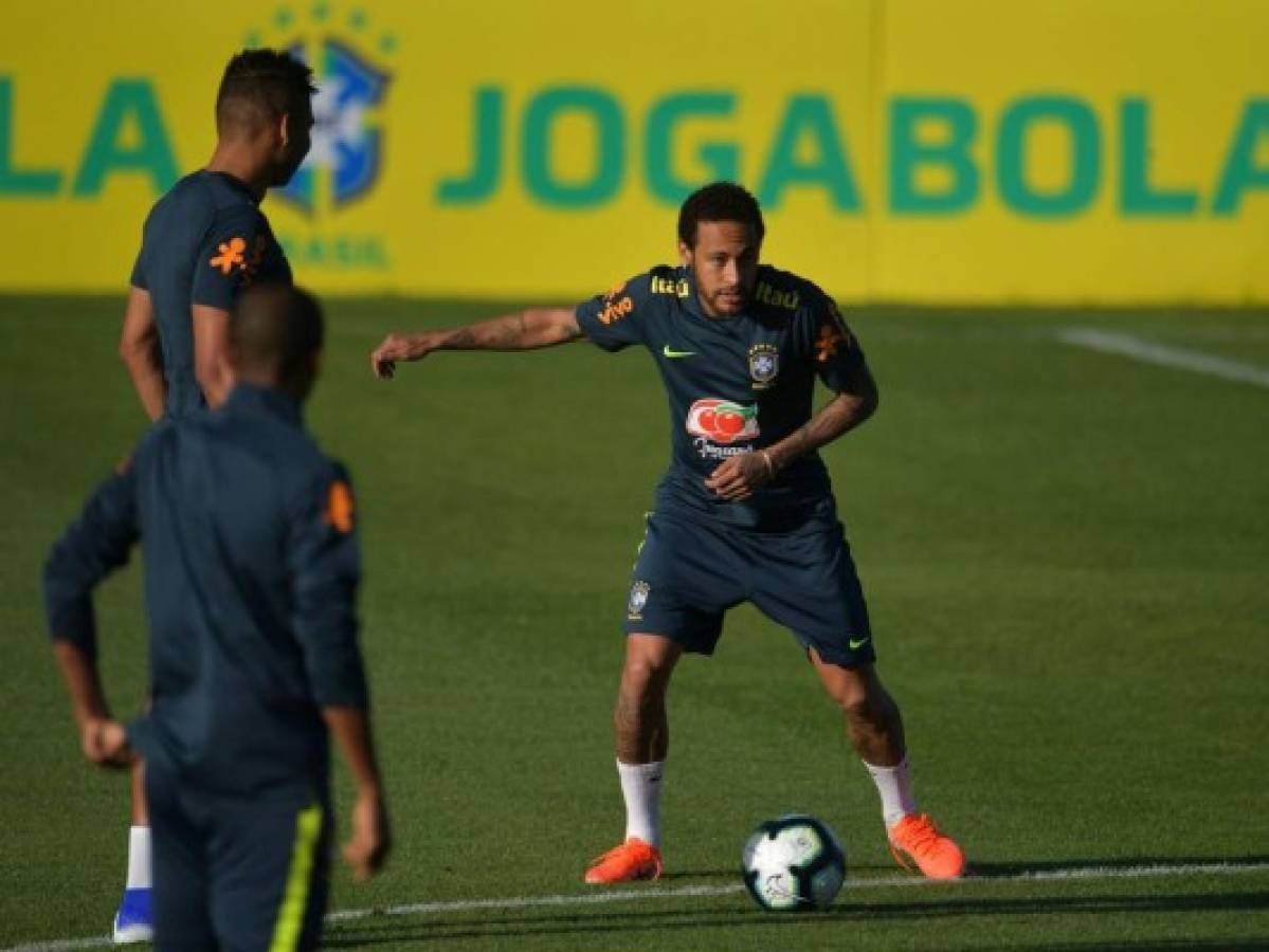 Médicos de Brasil descartan 'lesión grave' de Neymar en la rodilla