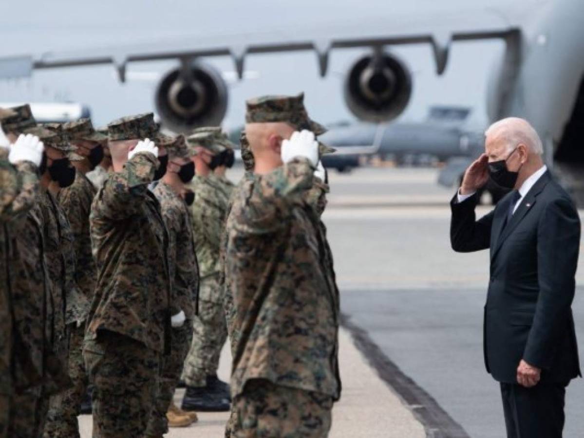 Muy criticado, Joe Biden recibe los restos de los militares muertos en Afganistán