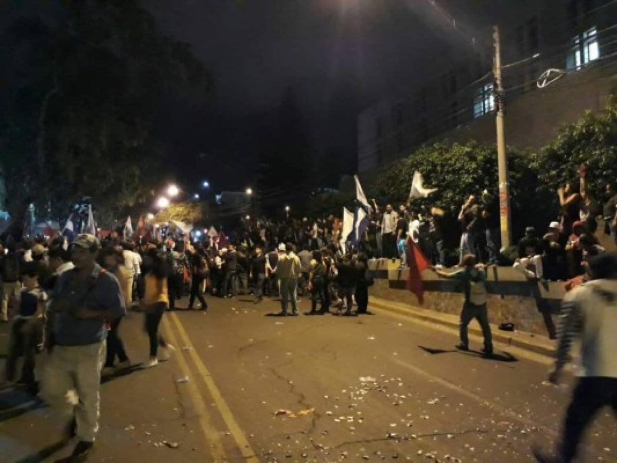 Simpatizantes de la Alianza protestan frente a la Embajada Americana en Tegucigalpa